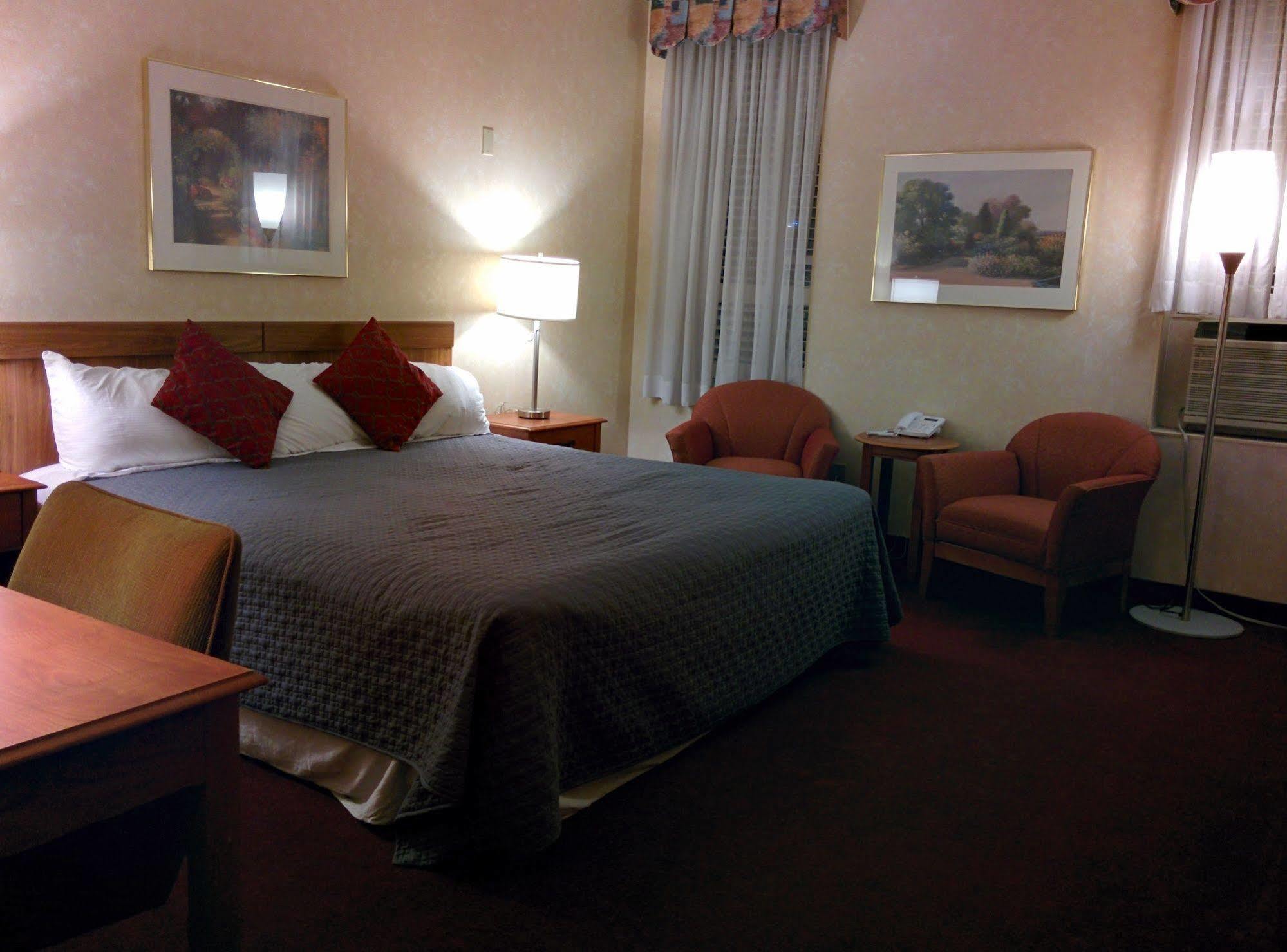 Royal Inn And Suites At Guelph Bagian luar foto